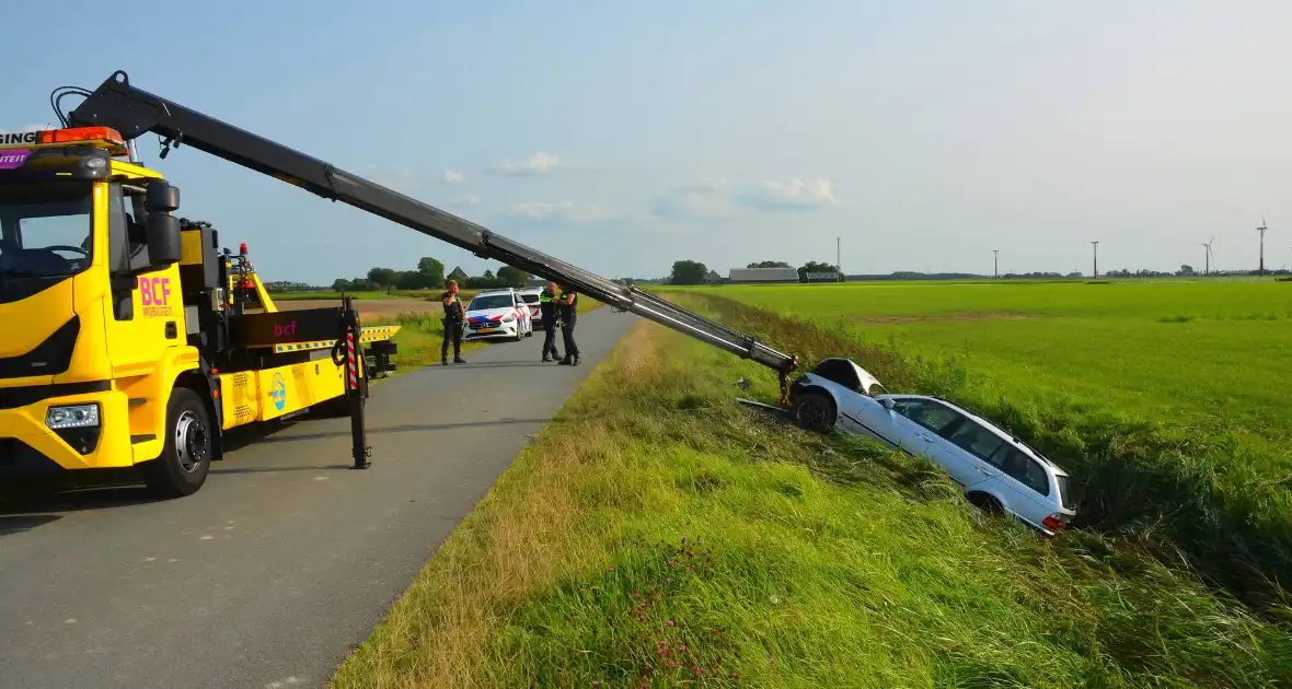 Auto belandt in sloot, bestuurder spoorloos - Foto 2