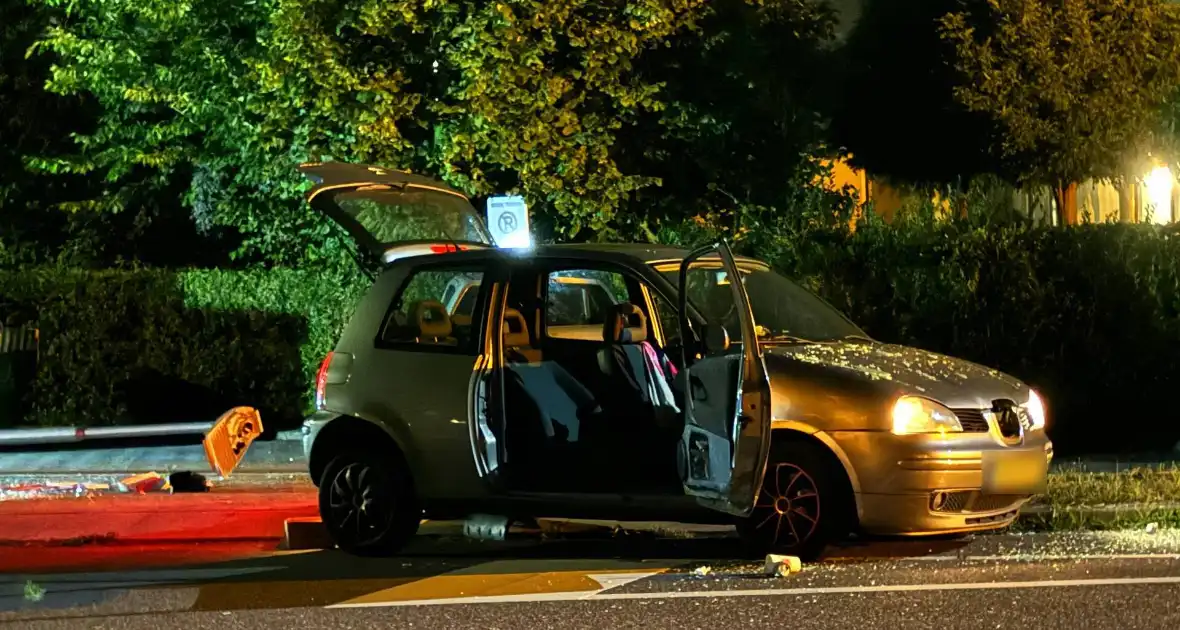 Ravage nadat auto crasht, bestuurder ongedeerd