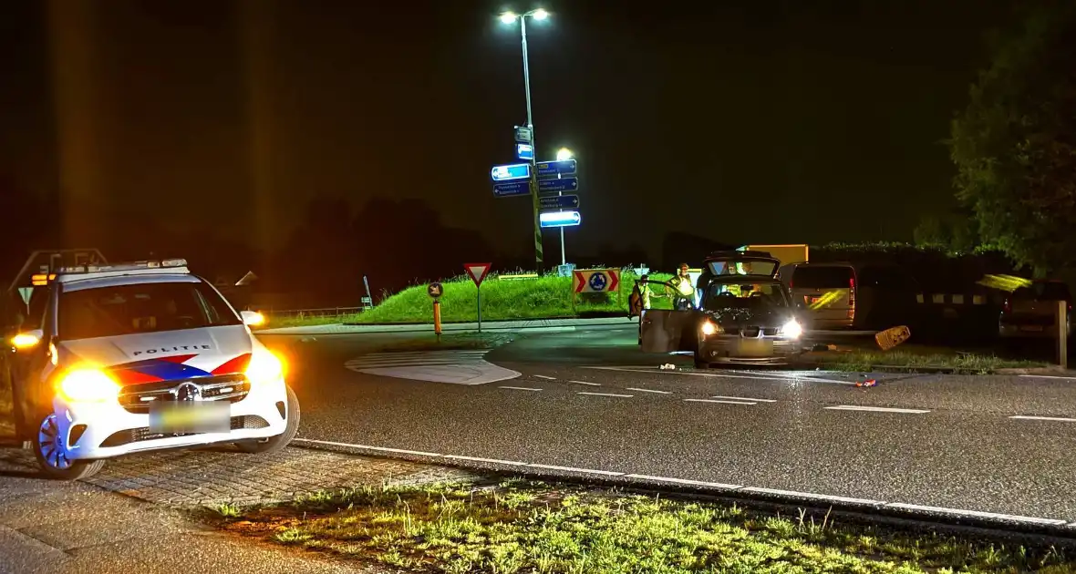 Ravage nadat auto crasht, bestuurder ongedeerd - Foto 1