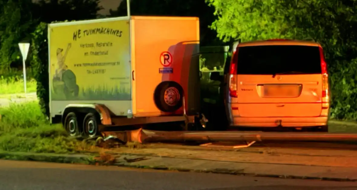 Ravage nadat auto crasht, bestuurder ongedeerd - Foto 3
