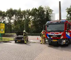 Golf cabrio vat vlam bij benzinepomp