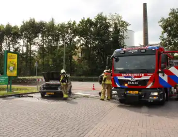 Golf cabrio vat vlam bij benzinepomp