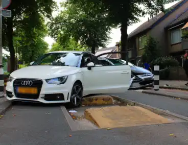 Auto rijdt bussluis in tweede auto klapt achterop