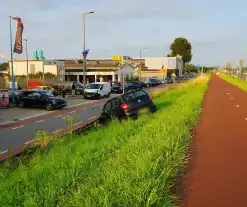 Bestuurder raakt onwel en schiet van de weg