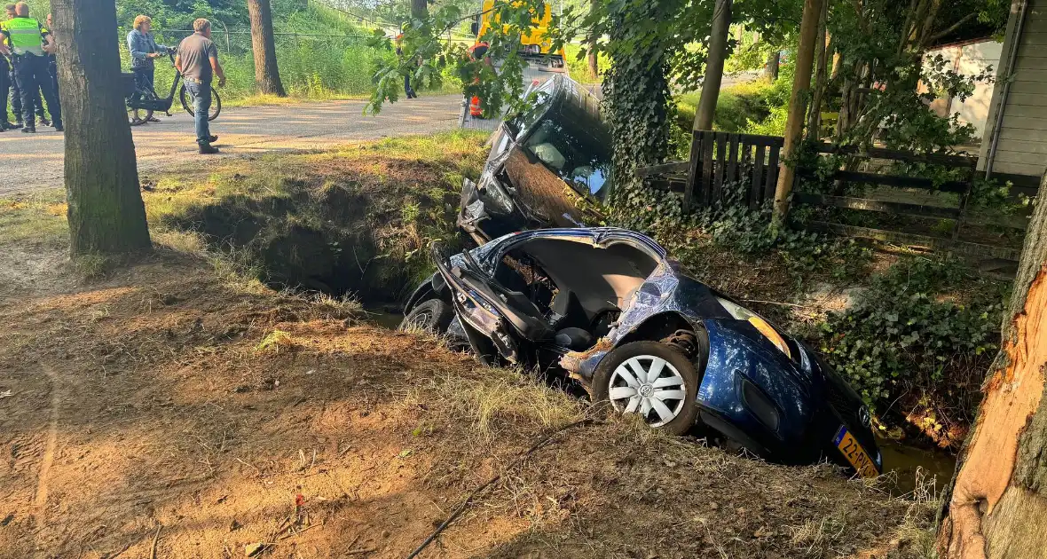 Voertuigen belanden in sloot na aanrijding