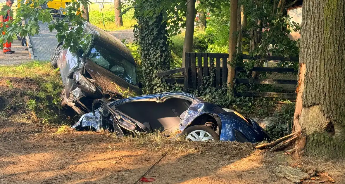 Voertuigen belanden in sloot na aanrijding - Foto 1