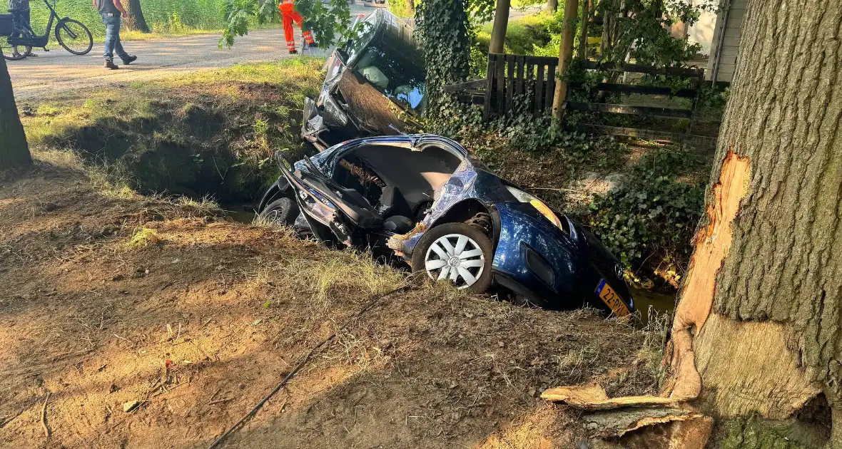 Voertuigen belanden in sloot na aanrijding - Foto 2