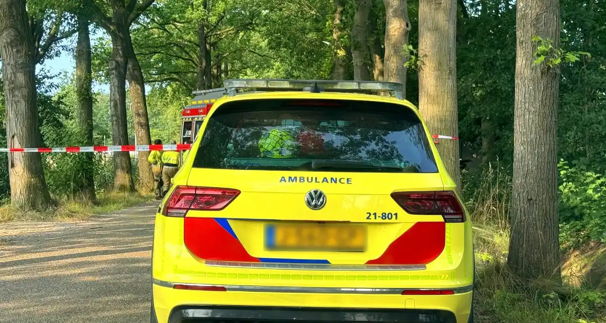 Voertuigen belanden in sloot na aanrijding - Foto 4