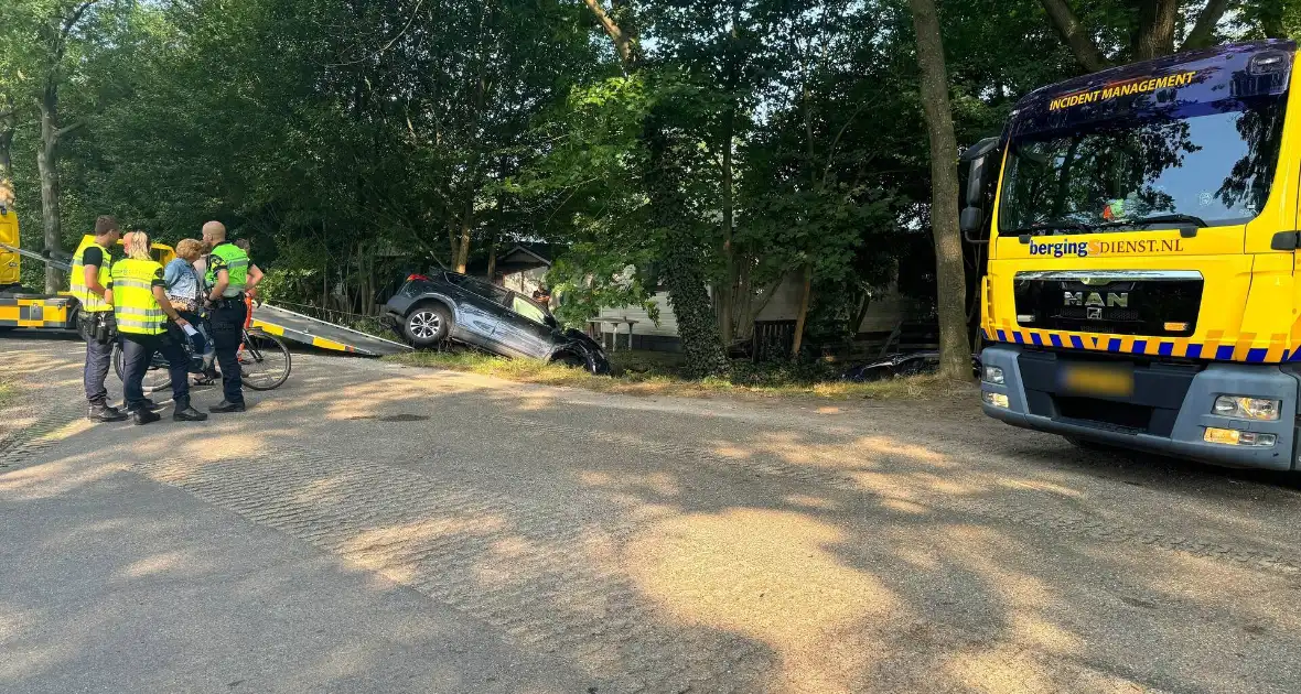 Voertuigen belanden in sloot na aanrijding - Foto 5