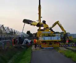 Berging gekantelde vuilniswagen in volle gang