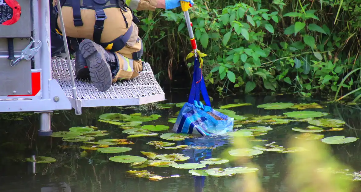 Brandweer assisteert politie en vist zak uit het water