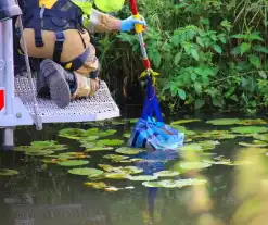 Brandweer assisteert politie en vist zak uit het water