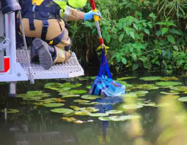 Brandweer assisteert politie en vist zak uit het water