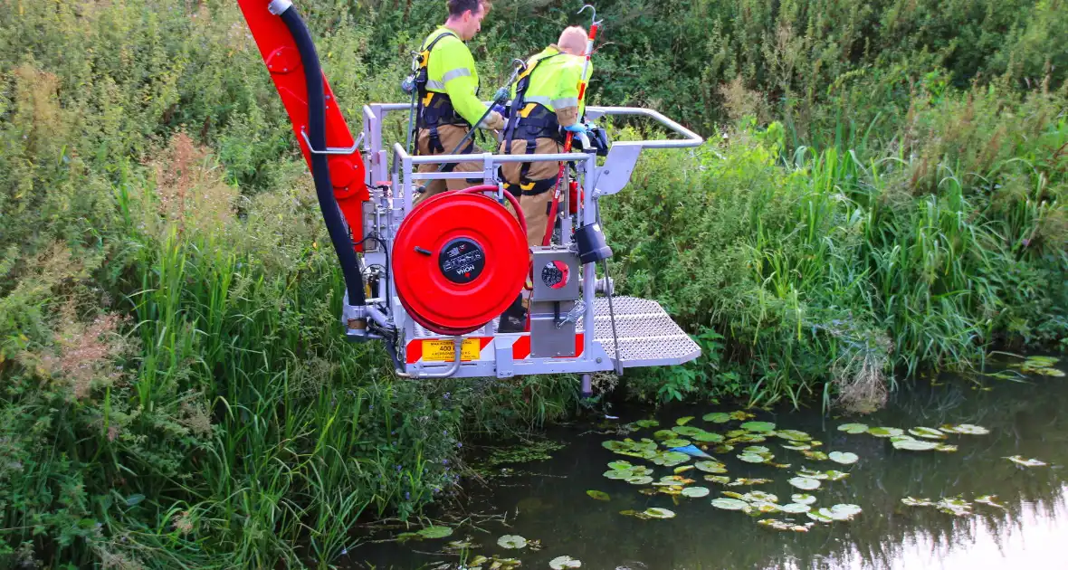 Brandweer assisteert politie en vist zak uit het water - Foto 4