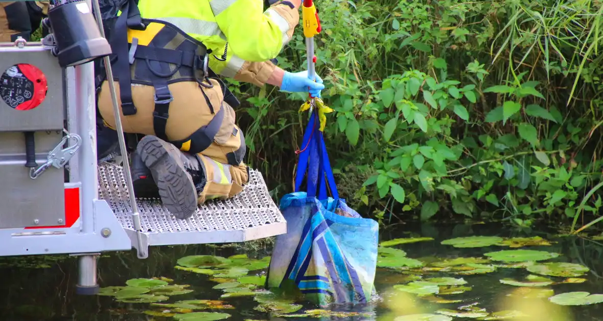 Brandweer assisteert politie en vist zak uit het water - Foto 5