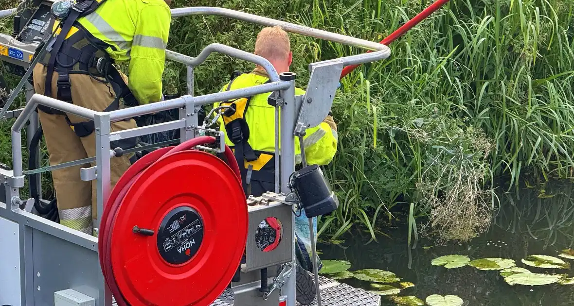 Brandweer assisteert politie en vist zak uit het water - Foto 6