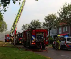 Traumateams opgeroepen bij uitslaande woningbrand, vrouw ernstig verbrand