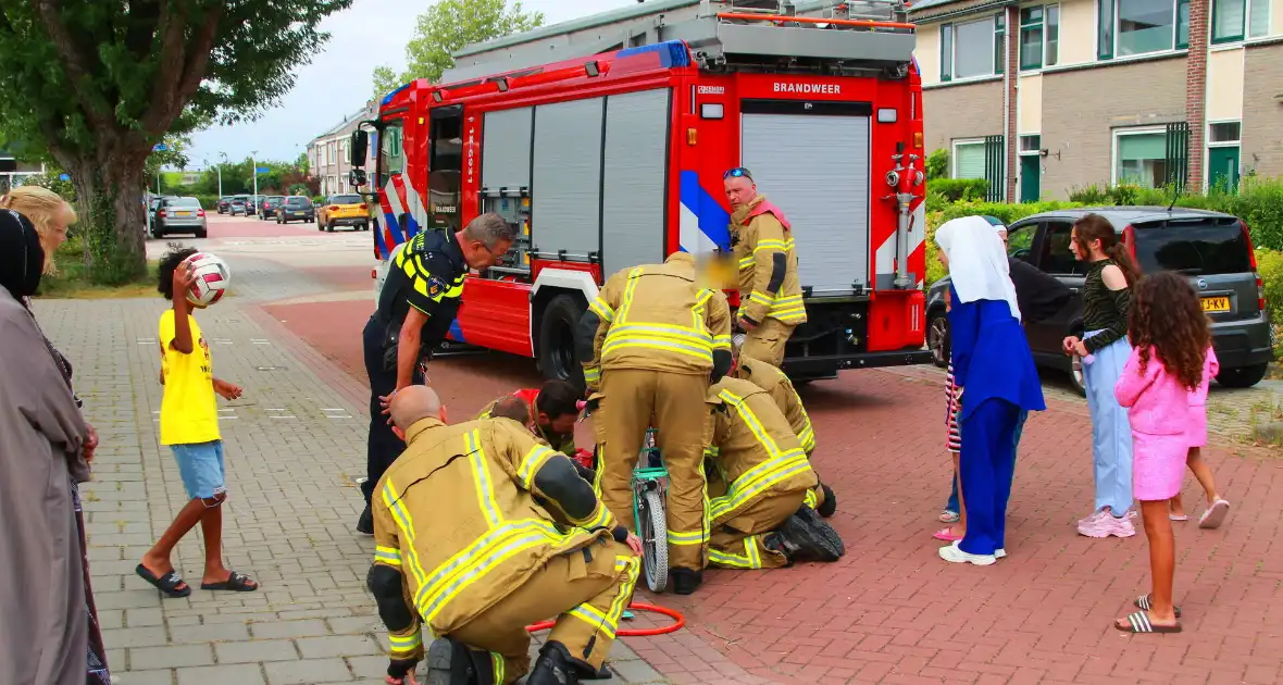 Brandweer bevrijdt vastzittend kind uit fietsspaken