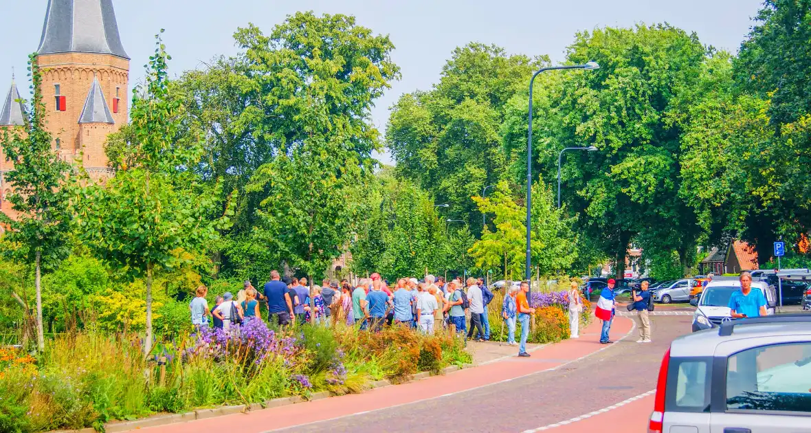 Doetinchemse complotdenker trekt veel demonstranten naar rechtbank
