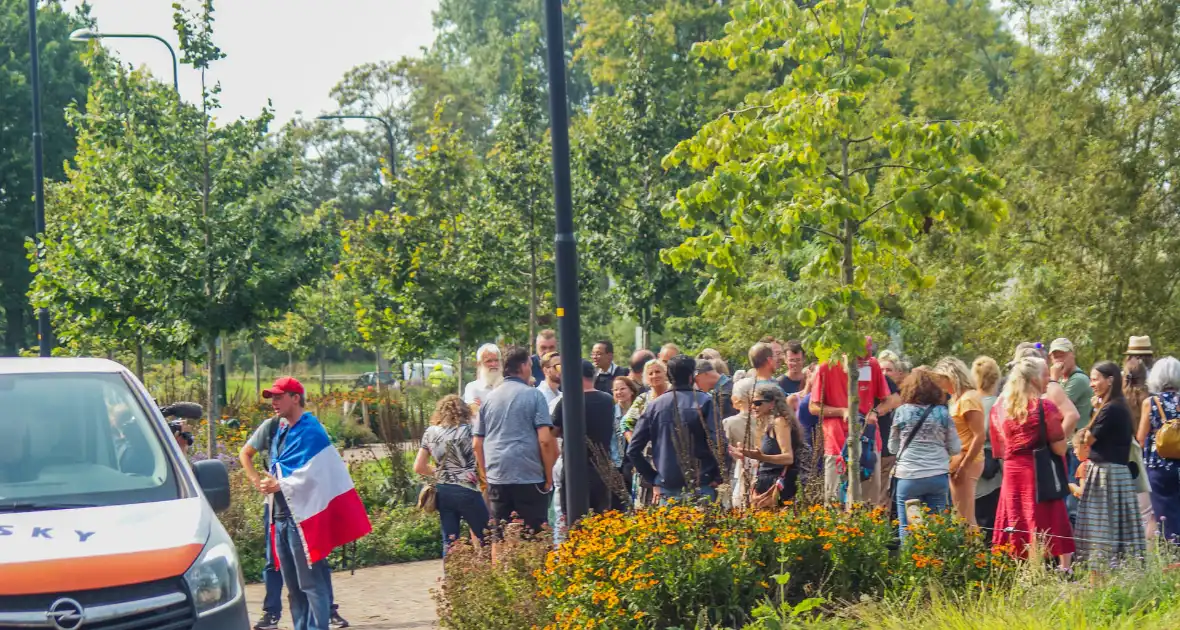 Doetinchemse complotdenker trekt veel demonstranten naar rechtbank - Foto 1