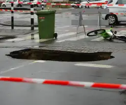 Verkeershinder door groot gat in weg