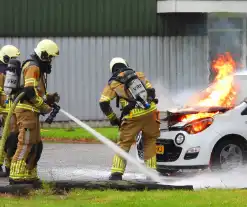 Personenauto vat vlam door onbekende reden