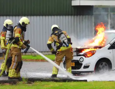 Personenauto vat vlam door onbekende reden