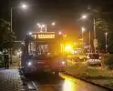 Putdeksel vliegt los en raakt bus