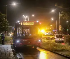 Putdeksel vliegt los en raakt bus