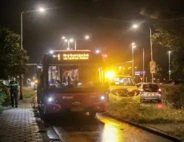 Putdeksel vliegt los en raakt bus