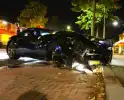 Ferrari klapt op boom en personenauto