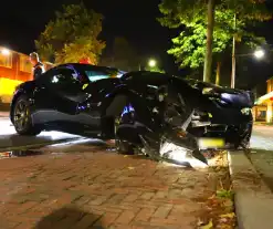 Ferrari klapt op boom en personenauto