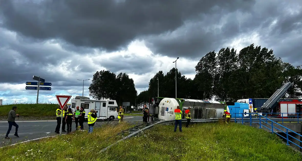 Tankwagen gekanteld op rotonde