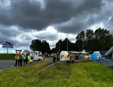 Tankwagen gekanteld op rotonde