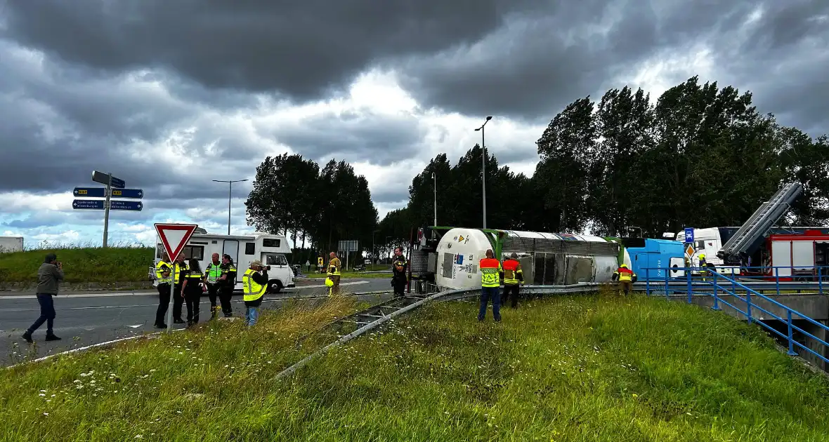 Tankwagen gekanteld op rotonde - Foto 1