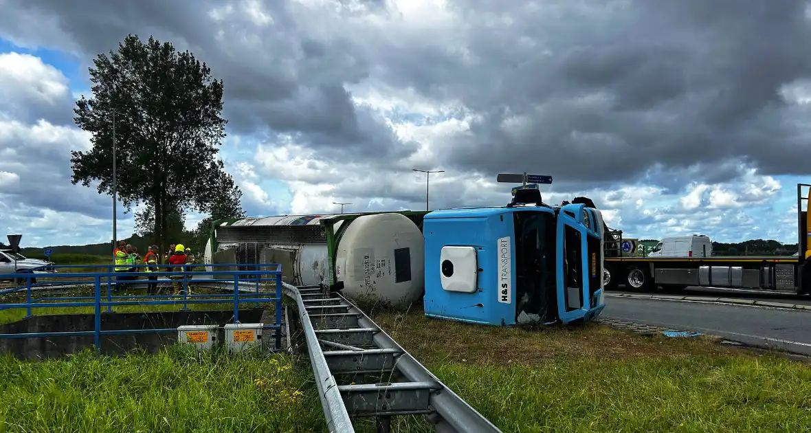 Tankwagen gekanteld op rotonde - Foto 2