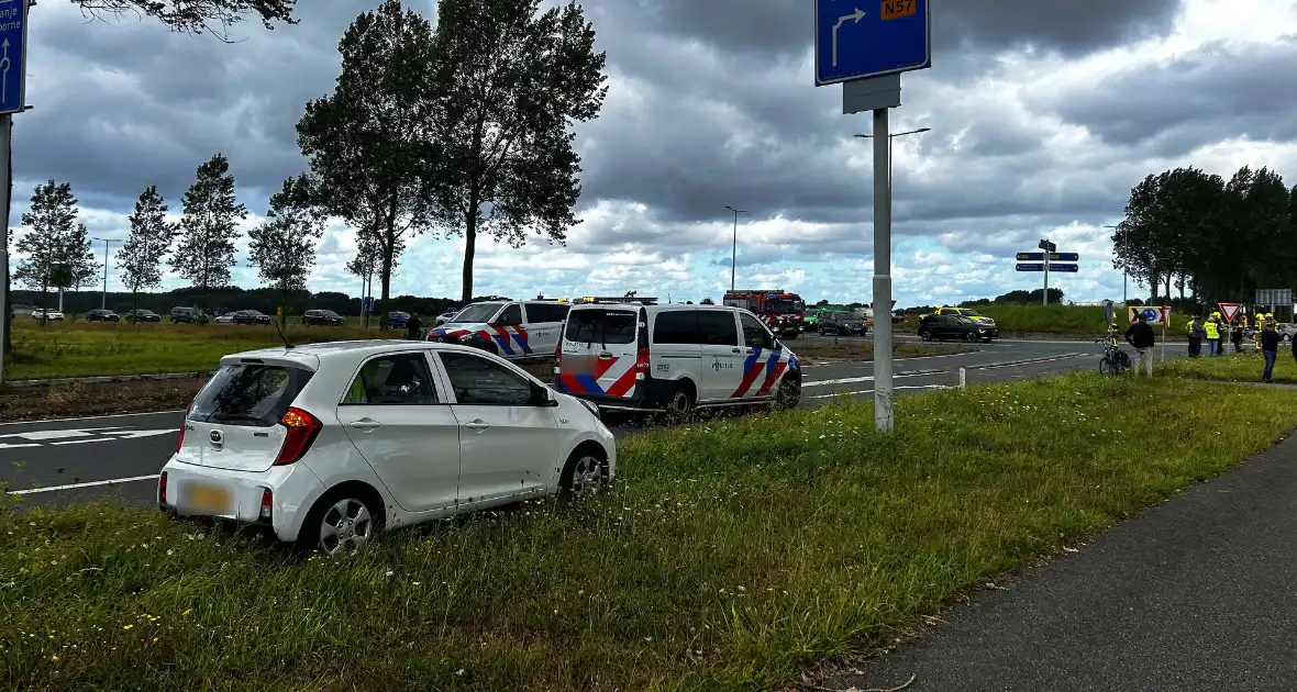 Tankwagen gekanteld op rotonde - Foto 4