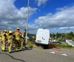 Bestelbus dreigt van talud te vallen