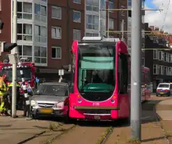 Tram en personenauto met elkaar in botsing