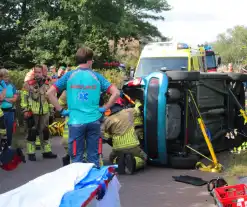 Vrouw bekneld bij ongeval in woonwijk