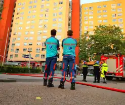 Brandweer lange tijd bezig met brandbestrijding in gebouw