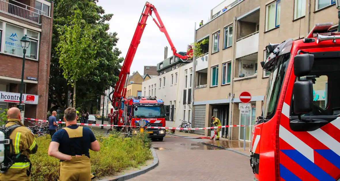 Veel rookontwikkeling bij brand op dak bij portiekwoning