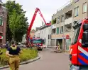 Veel rookontwikkeling bij brand op dak bij portiekwoning