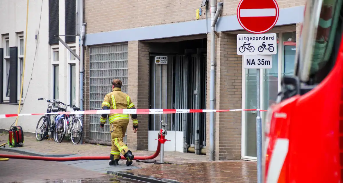 Veel rookontwikkeling bij brand op dak bij portiekwoning - Foto 3