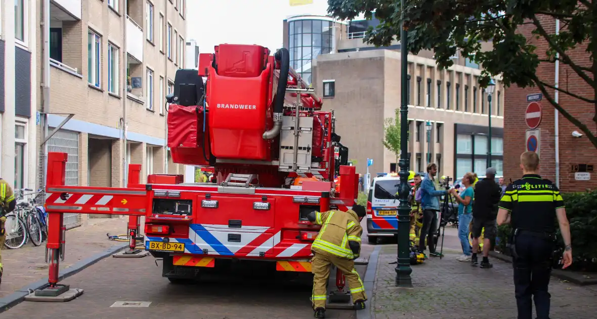 Veel rookontwikkeling bij brand op dak bij portiekwoning - Foto 4