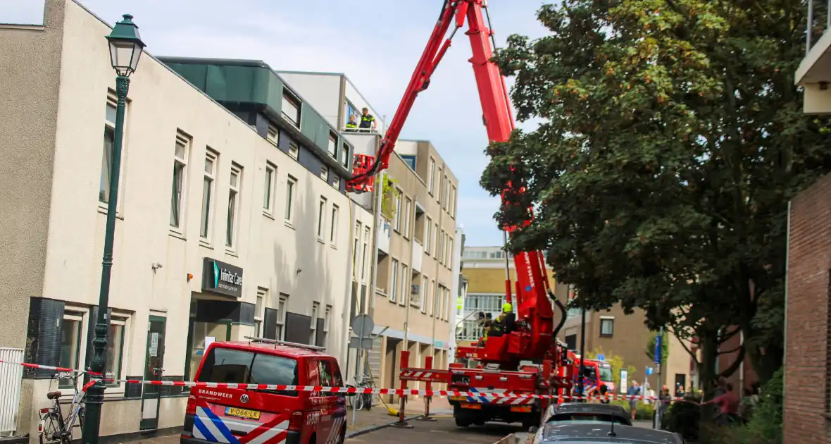 Veel rookontwikkeling bij brand op dak bij portiekwoning - Foto 5