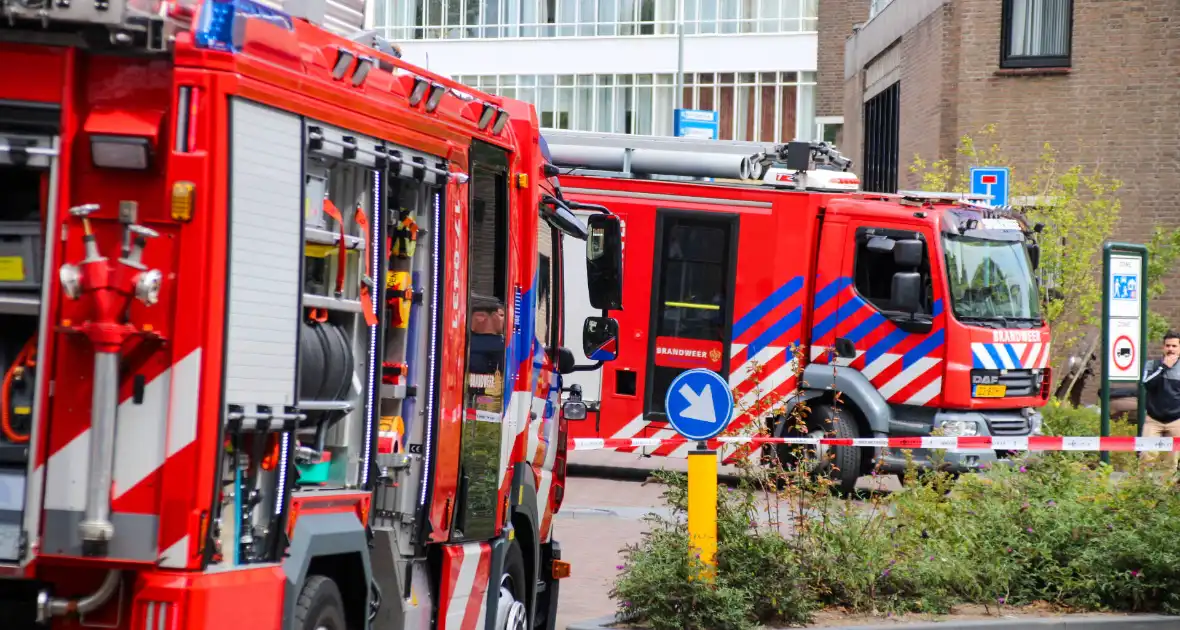 Veel rookontwikkeling bij brand op dak bij portiekwoning - Foto 7