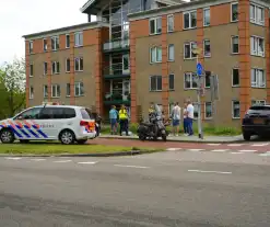 Scooterrijder komt ten val, ambulancepersoneel biedt hulp