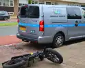 Fatbiker let niet op en klapt achterop bestelbus