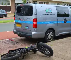 Fatbiker let niet op en klapt achterop bestelbus